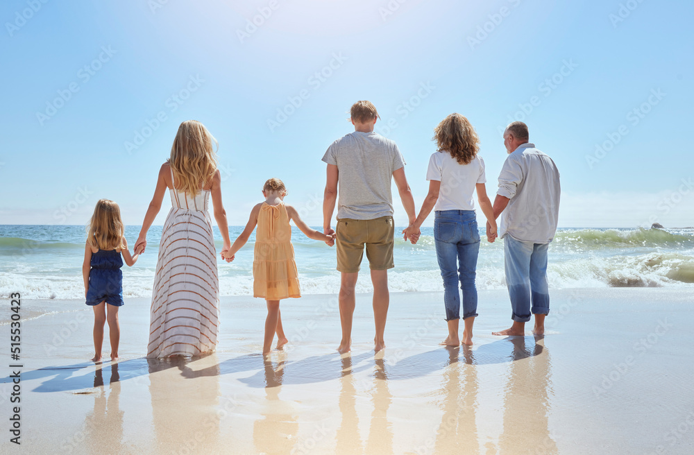 阳光明媚的日子里，一家人在海滩度假时手牵着手，玩得很开心。Relati