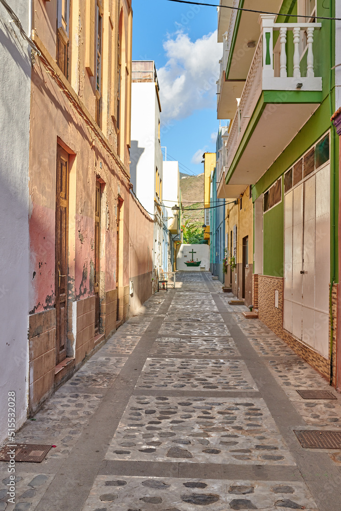 欧洲乡村旅游小镇上一条空荡荡的鹅卵石街道。一条安静狭窄的小巷，有五颜六色的公寓