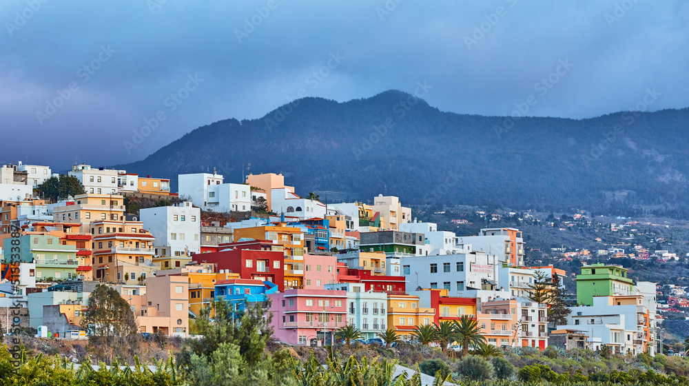 Santa Cruz de La Palma的彩色建筑与复制空间。色彩鲜艳的美丽城市景观