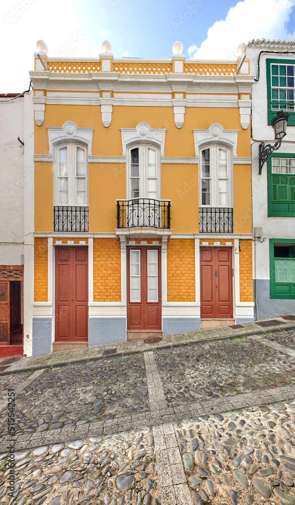 圣克鲁斯-德拉帕尔马街道上五颜六色的建筑。复古拱门中的房屋