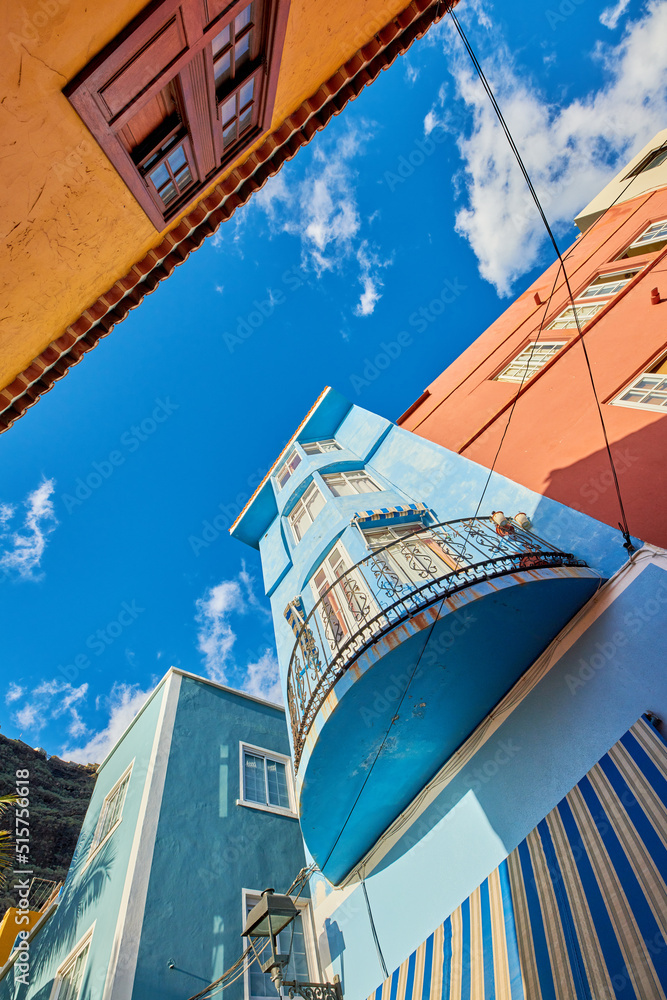 圣克鲁斯-德拉帕尔马市美丽的历史悠久的彩色住宅楼。L