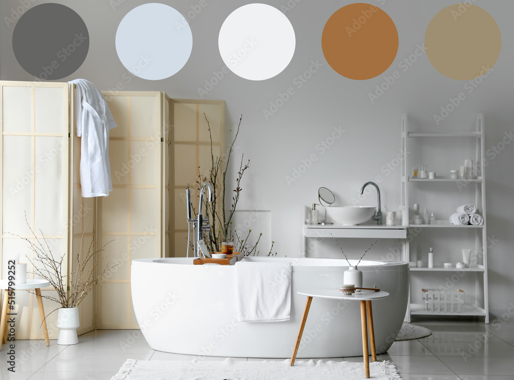 带折叠屏、浴缸、水槽和搁架的浅色浴室内部。不同的颜色拍