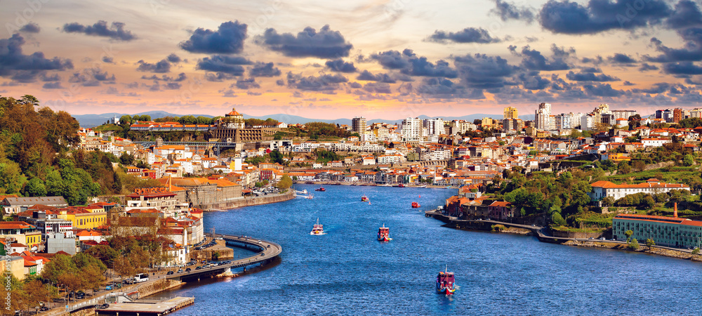 Vista panorámica del Viejo Oporto.  La ciudad de Oporto y la Ribeira sobre el río Duero desde Vila N