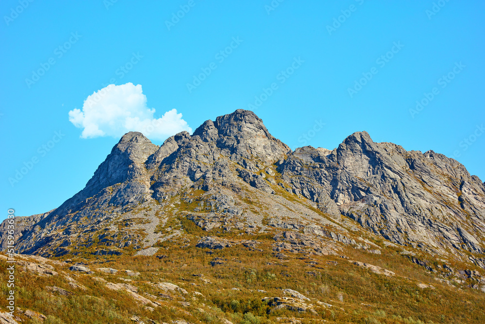 挪威的山脉景观、蓝天白云和复制空间。徒步旅行，发现场景