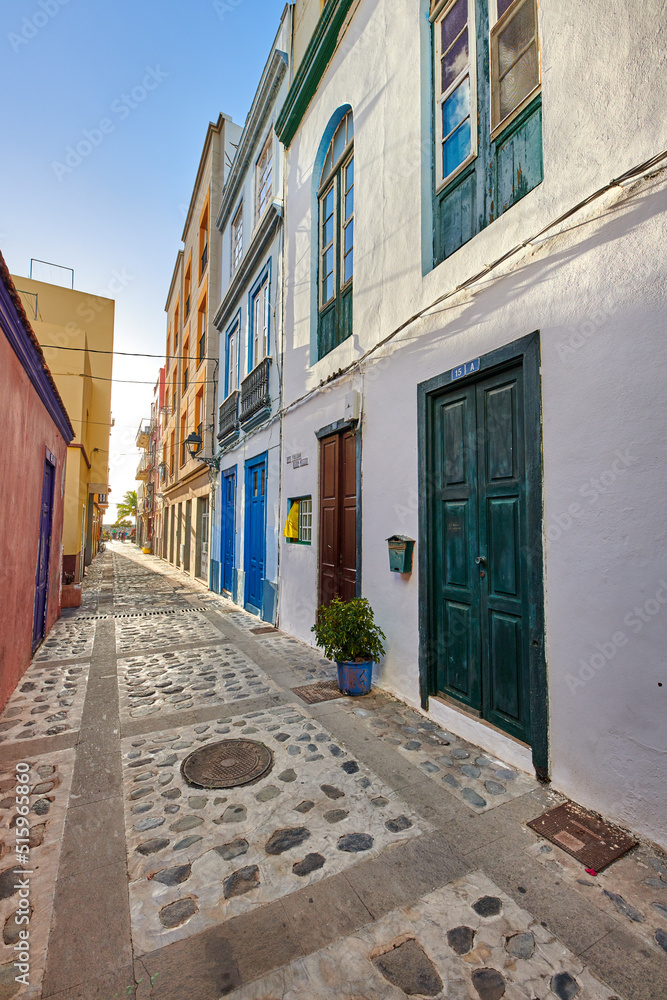 西班牙拉帕尔马圣克鲁斯安静小巷街道上住宅或建筑的城市景观
