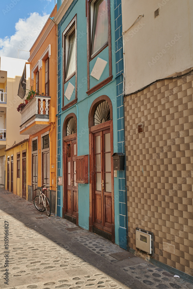 西班牙拉帕尔马圣克鲁斯一条安静街道上的住宅和建筑的城市小巷景观