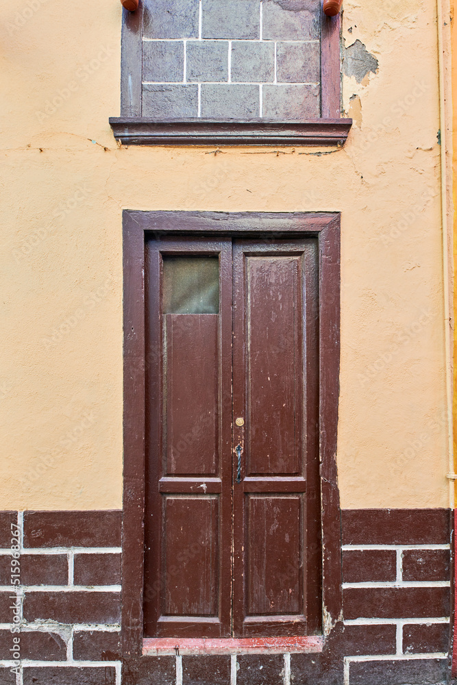 墙上或窗户上的油漆剥落的旧房子或教堂，以及木制百叶窗门。复古和老化r