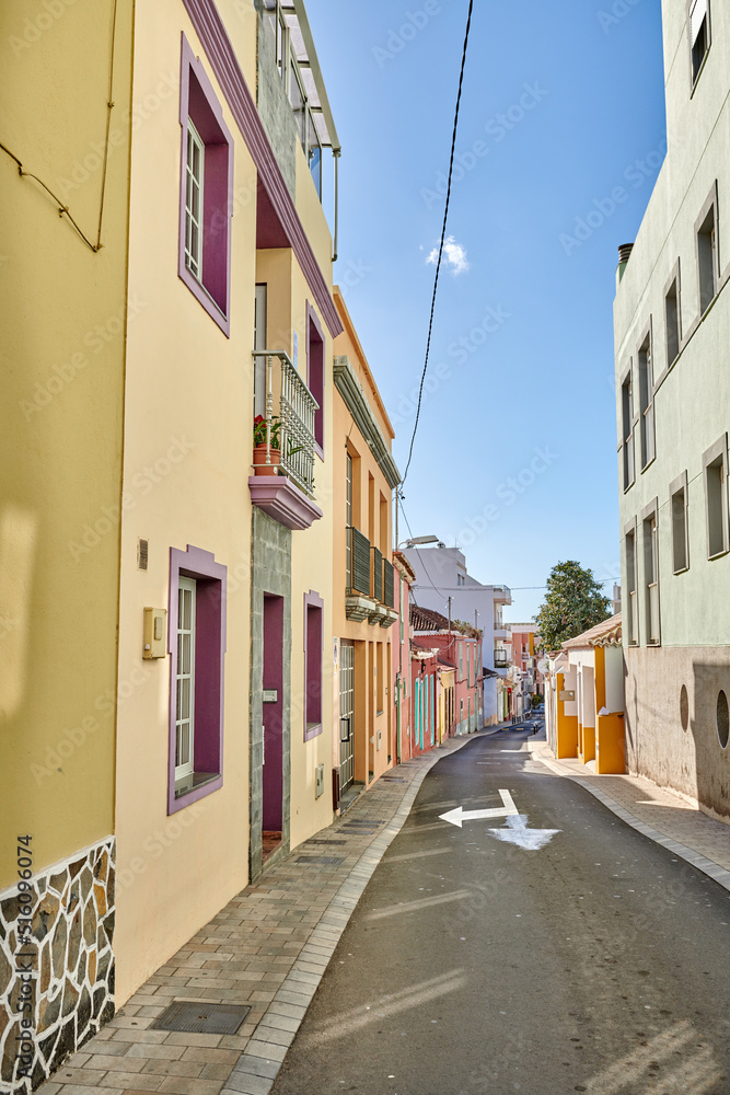 热带圣特地区狭窄小巷或道路上住宅的历史城市街景