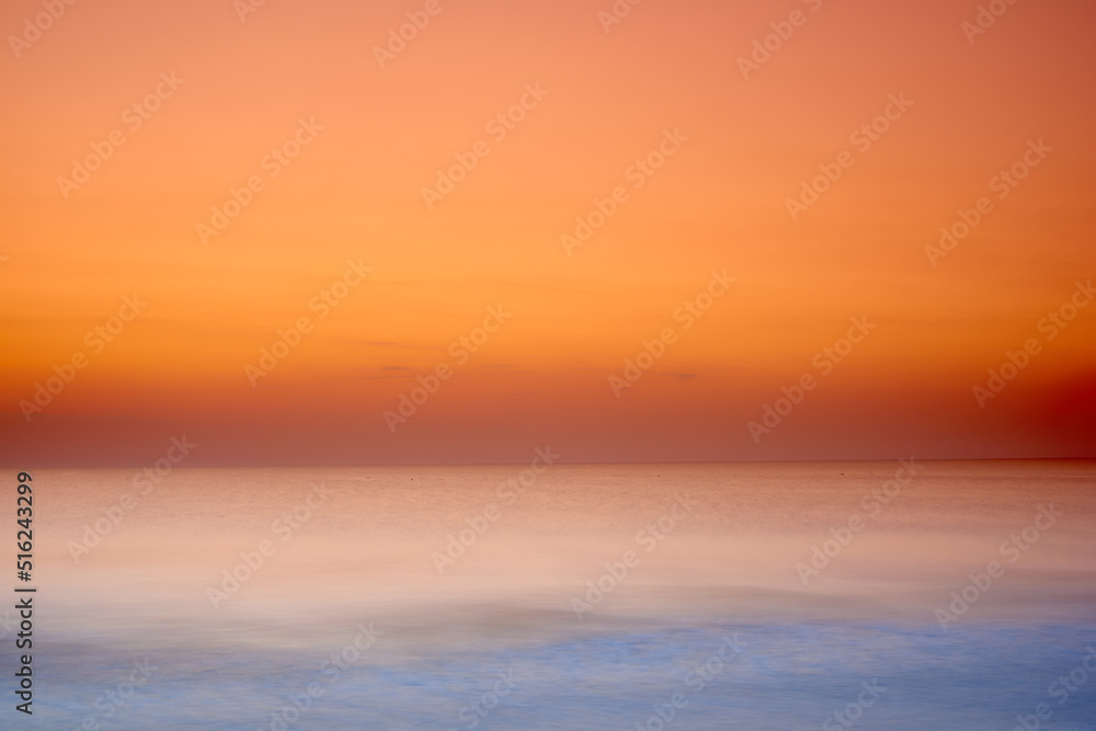 复制丹麦洛肯日德兰西海岸的太空日落。戏剧性的海上日落。燃烧的天空