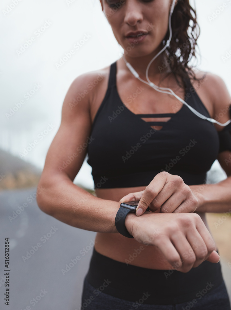 适合女性在户外锻炼时调整智能手表