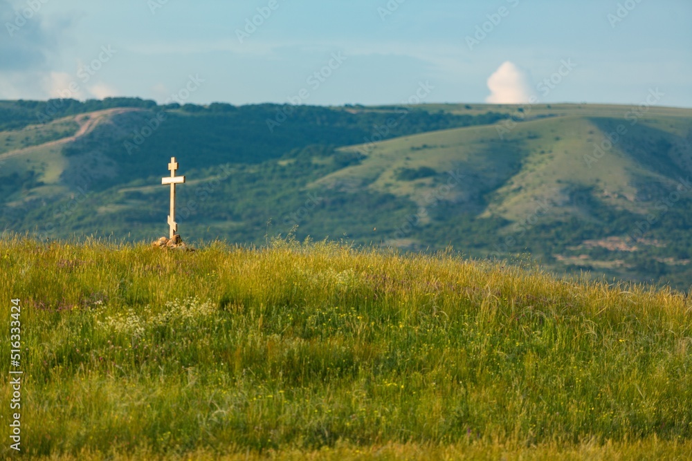 基督教十字架和空墓，十字架在田野上