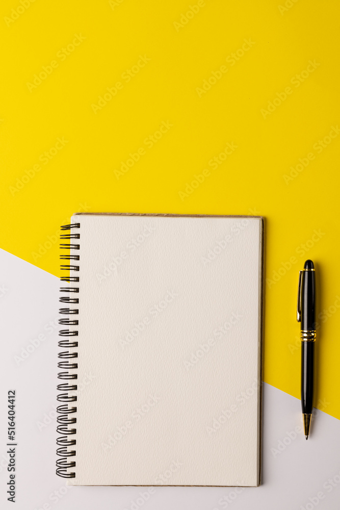 黄白色表面有复印空间和铅笔的笔记本图像