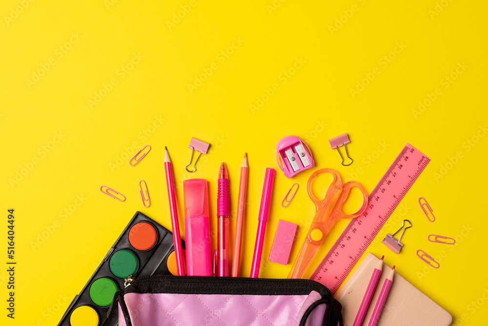 黄色面上有粉色学校物品和案例的作文视频