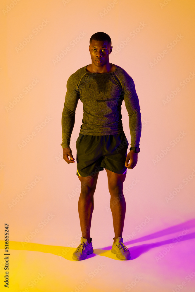 粉色灯光下穿着运动服的非裔美国男跑步者肖像