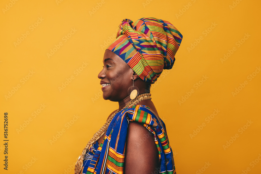 快乐的非洲女人在工作室里穿着文化服装