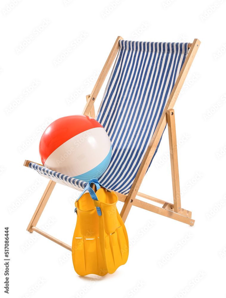 白色背景带球拍和球的条纹躺椅
