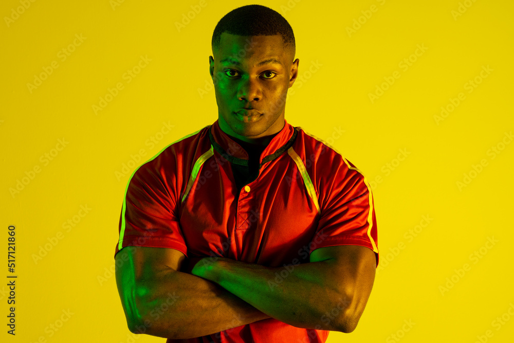 黄色灯光下的非裔美国男子橄榄球运动员肖像