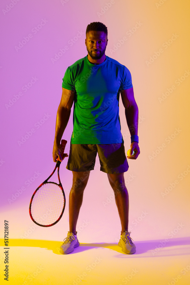 非裔美国男子网球运动员在紫色和黄色霓虹灯下的垂直图像