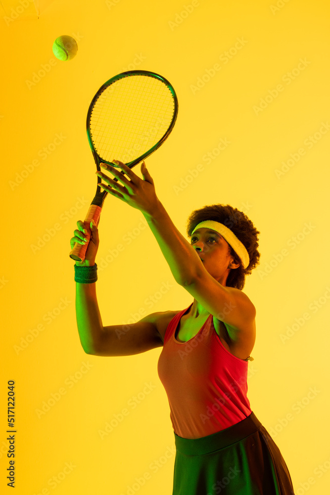 非洲裔美国女网球运动员在黄色灯光下的垂直图像
