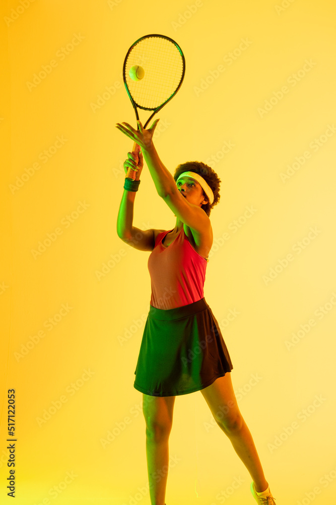 非洲裔美国女网球运动员在黄色灯光下的垂直图像