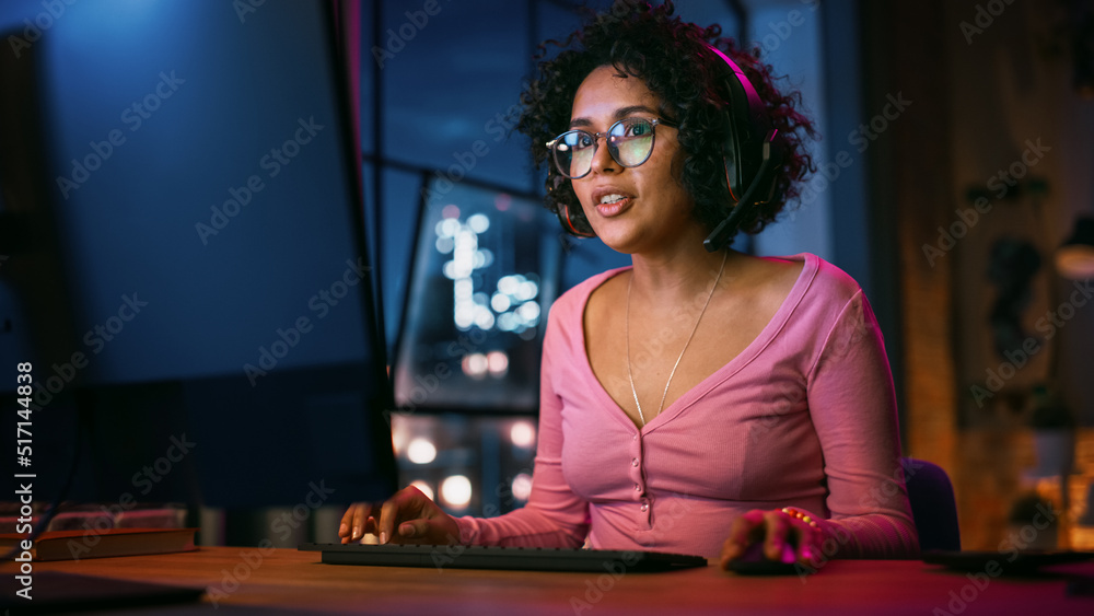 年轻漂亮的黑人女人在E区时尚的阁楼公寓里通过电脑视频通话聊天