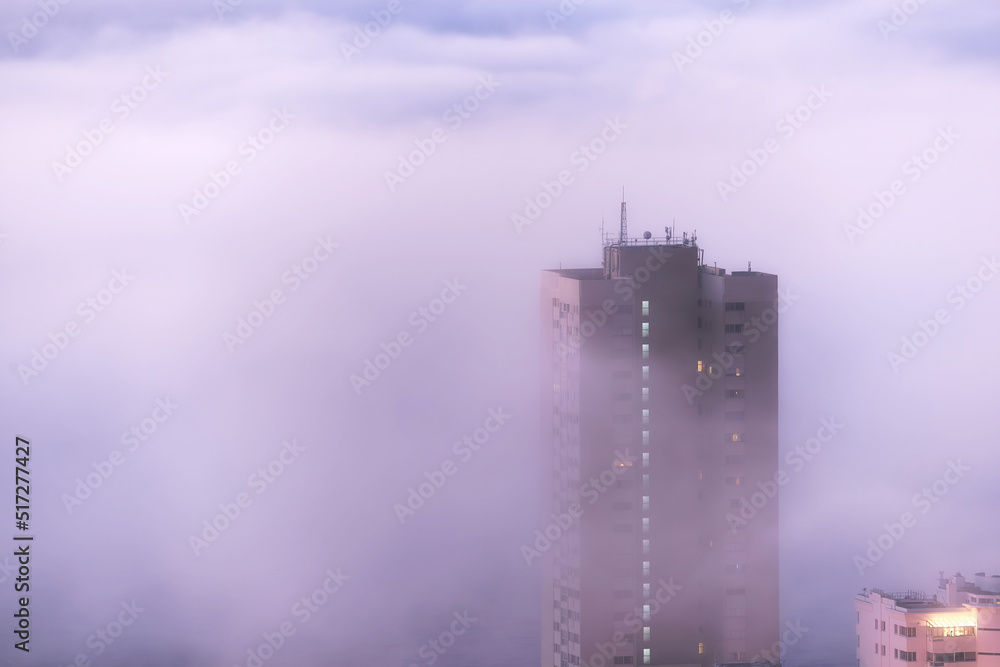 清晨笼罩市中心城市建筑和摩天大楼的雾或薄雾鸟瞰图