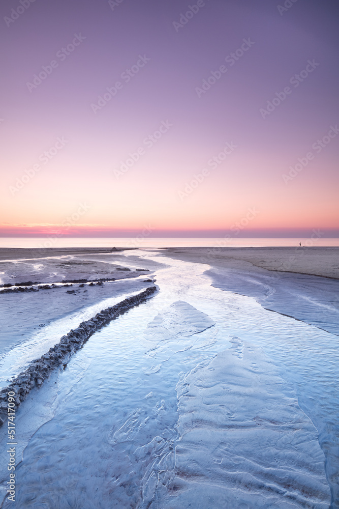 丹麦日德兰半岛海滩和西海岸粉红色天空中的日落景观。太美了