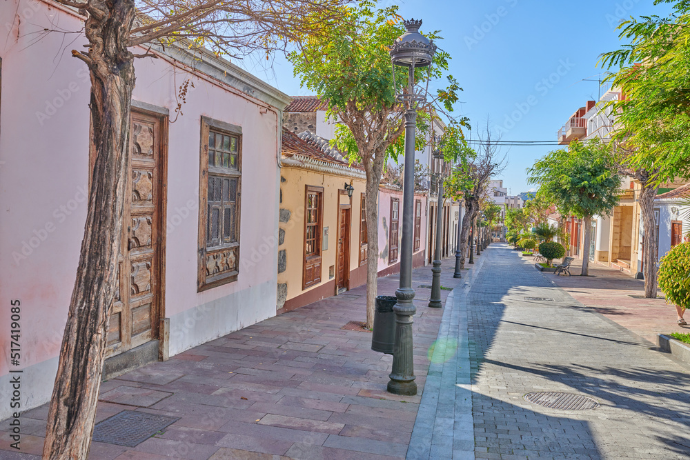 热带圣特地区狭窄小巷或道路上住宅的历史城市街景