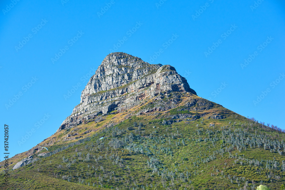 狮子头山，蓝天和复制空间。岩石山峰的美景。