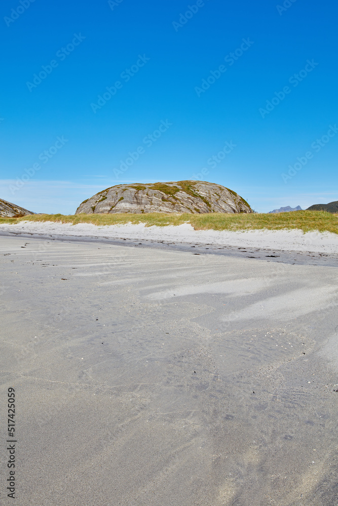 背景是巨石或岩石的海滩风景。退潮海浪冲刷着o