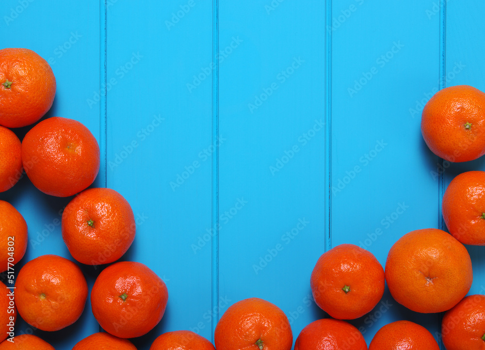 木质餐桌背景上的橘子