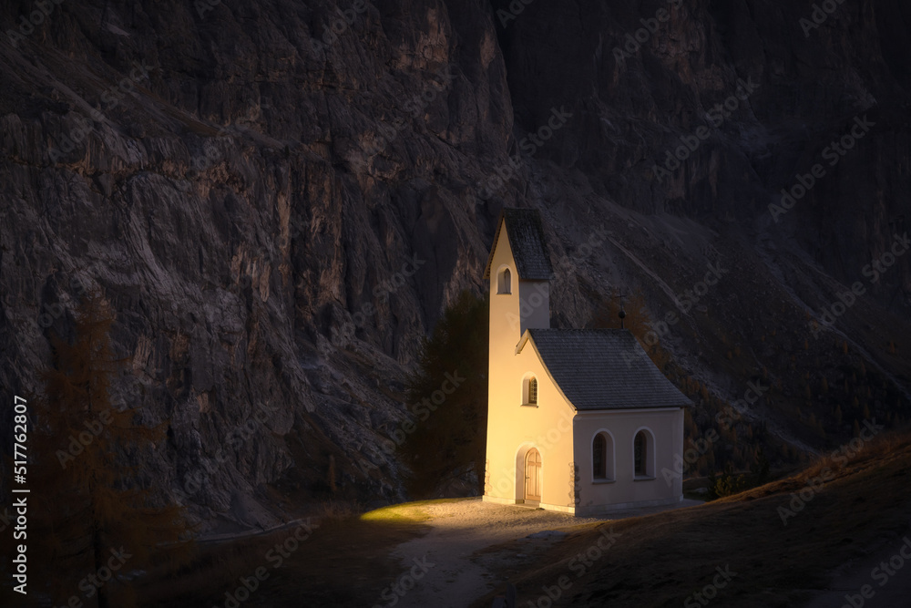 意大利多洛米蒂莫加迪纳山口上的Kapelle Ciapela小教堂令人难以置信的景色