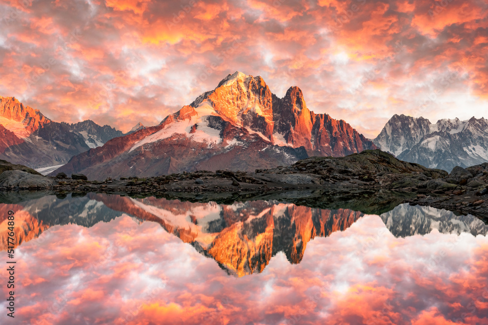 法国阿尔卑斯山脉勃朗湖上的彩色日落。背景是蒙特比安科山脉。瓦隆