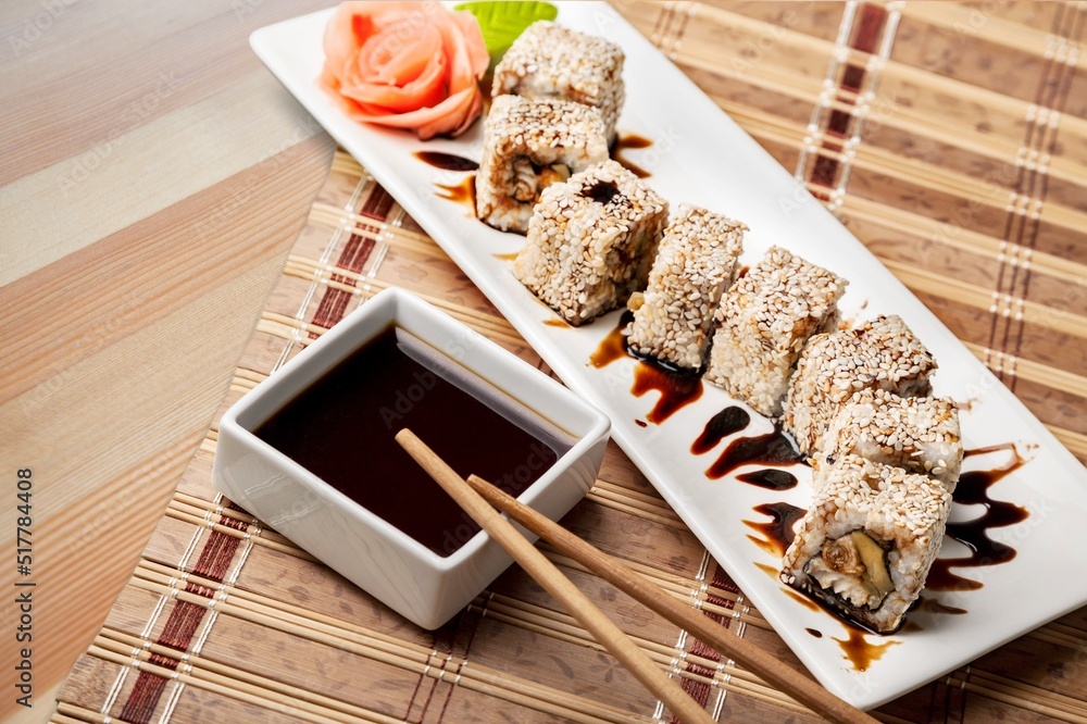 寿司卷套装。传统的日本菜寿司和卷，配新鲜三文鱼、金枪鱼、大虾和米饭。