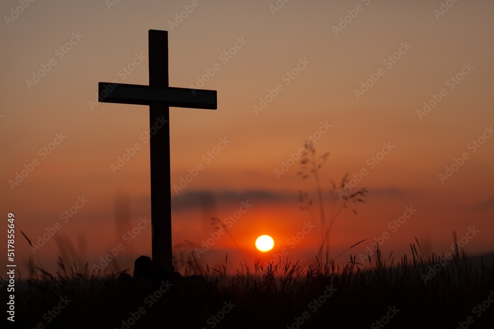 基督教十字架和空墓，十字架在田野上