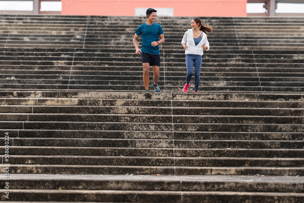 几个亚洲人正在锻炼身体，慢跑下楼梯。
