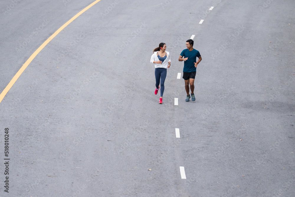 亚洲夫妇，他们正在慢跑和锻炼。