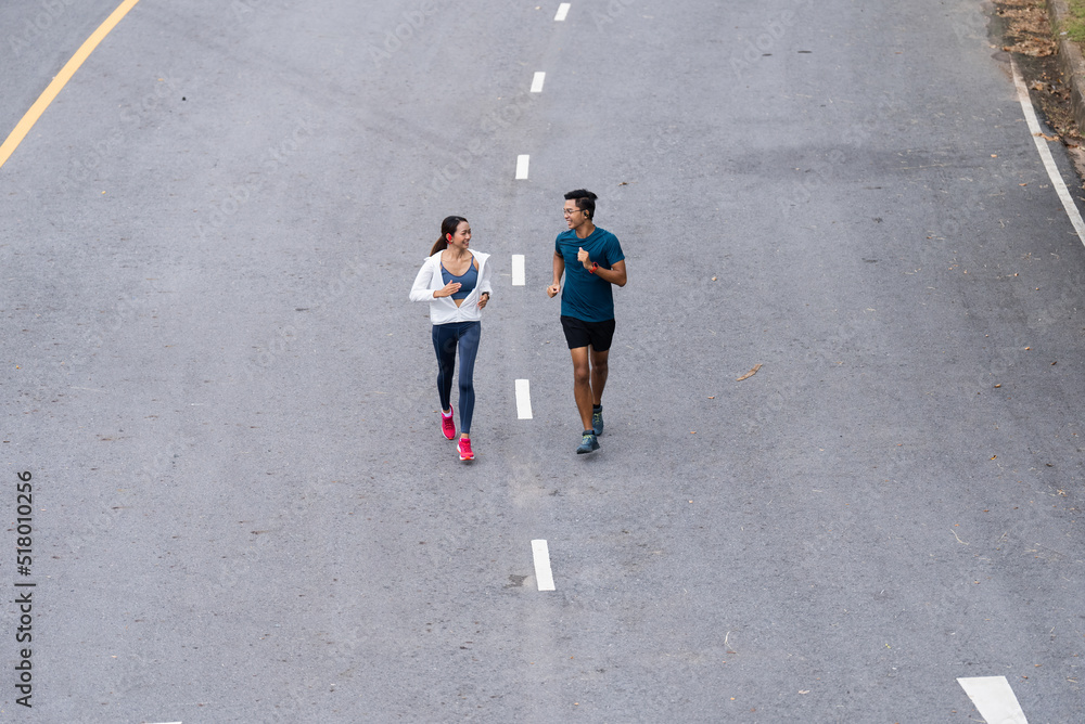 一对亚洲夫妇，他们正在慢跑和锻炼。