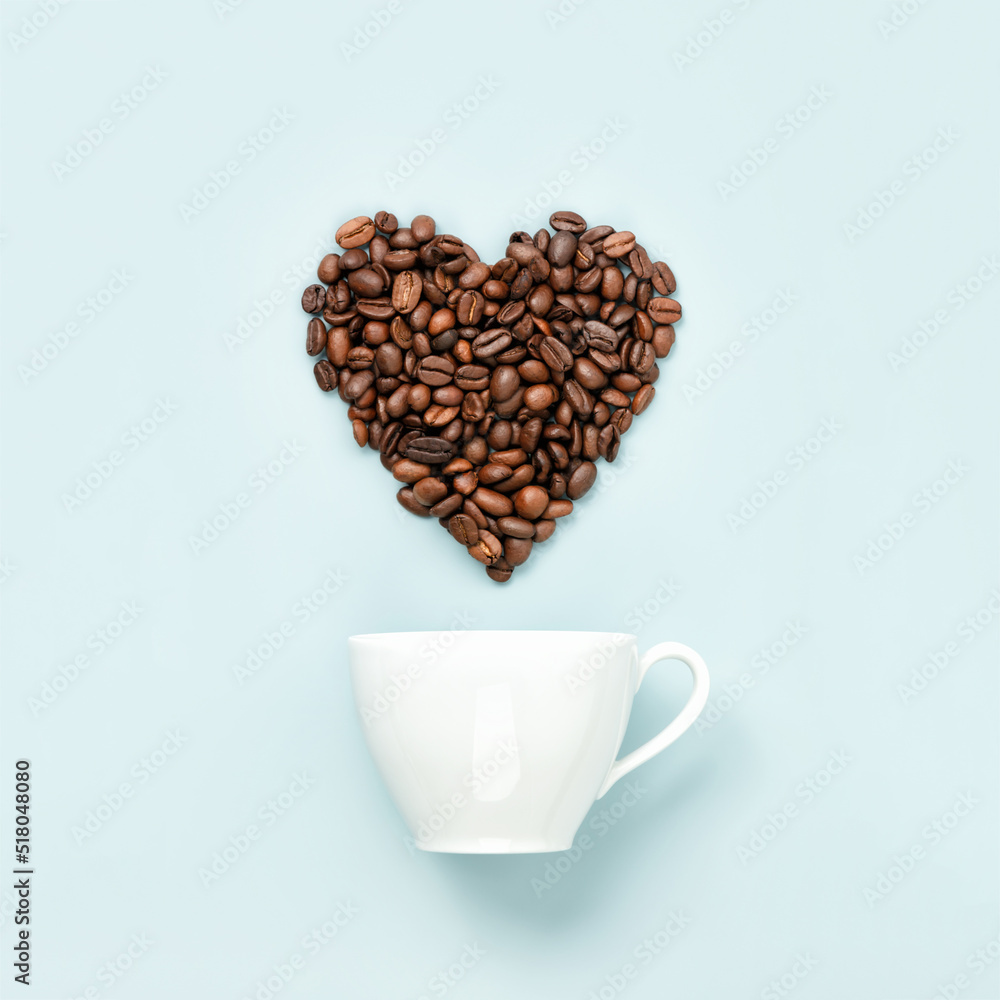 白色咖啡杯和咖啡豆，蓝底心形，平躺