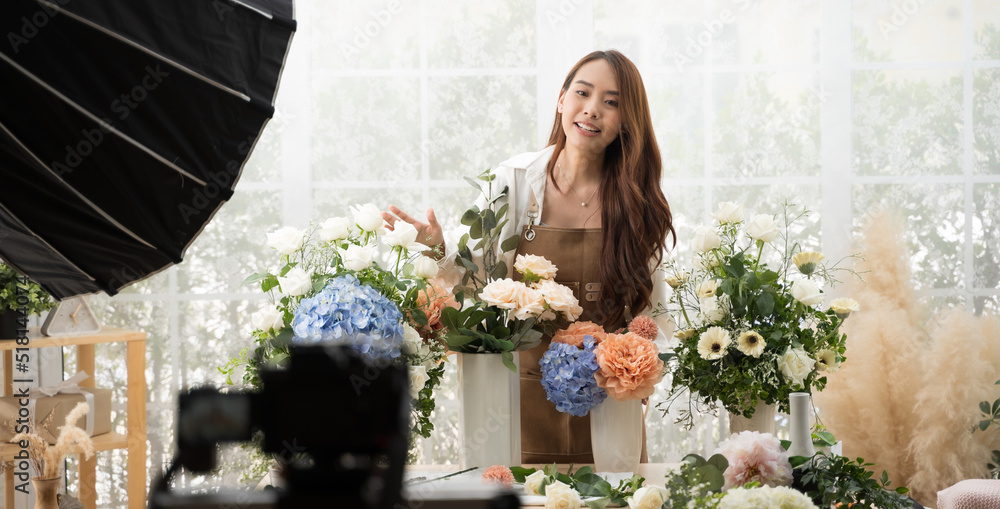 家里的年轻亚洲女性为出售鲜花进行在线展示和直播