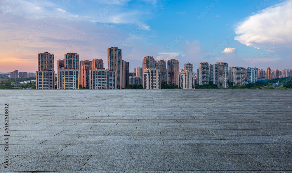 中国苏州，空荡荡的地板和现代的城市天际线，日落时的建筑景观。高角度的生活