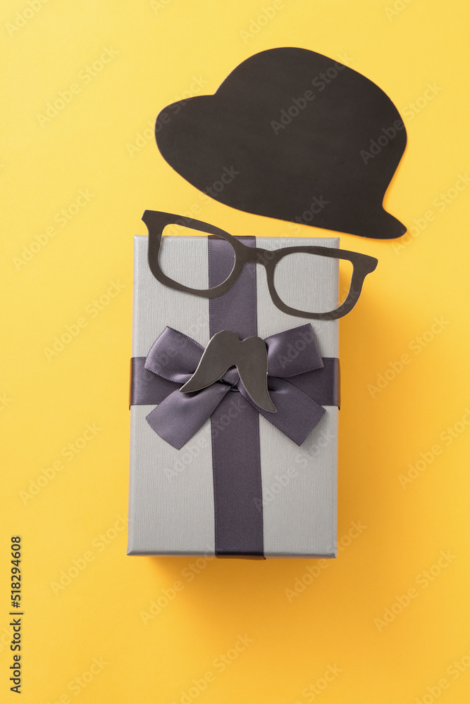 父亲节礼物创意设计理念，黄色背景礼盒。