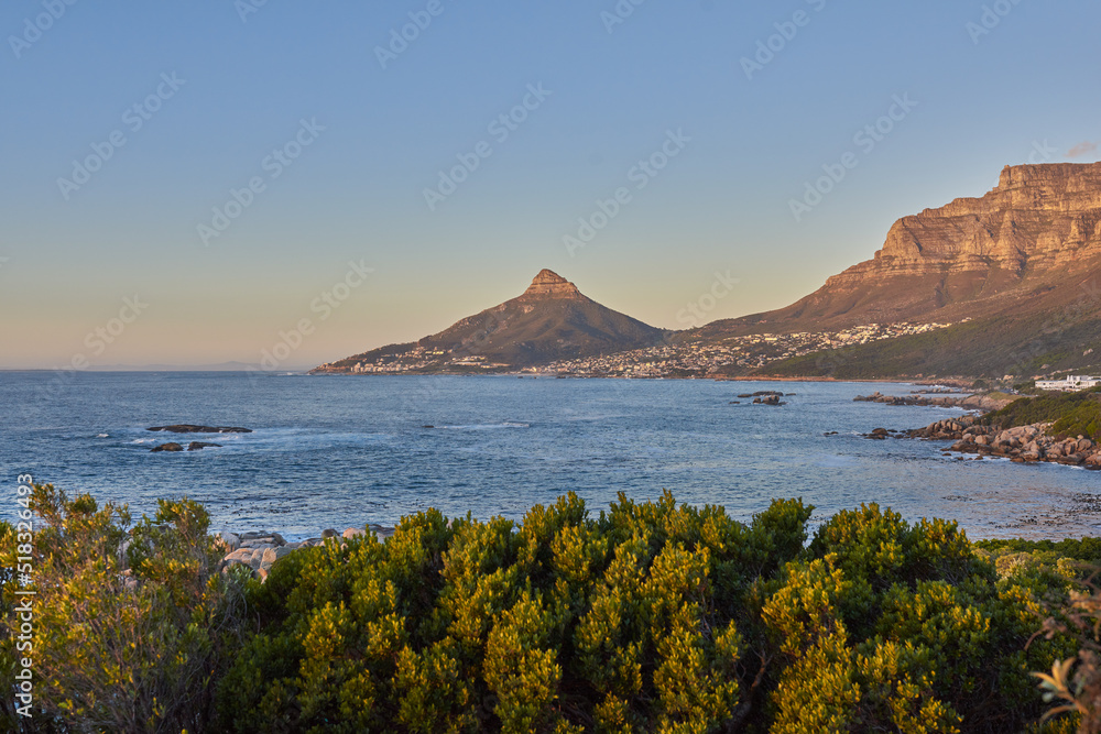 南非日落时桌山和大海的全景。海岸的风景自然景观