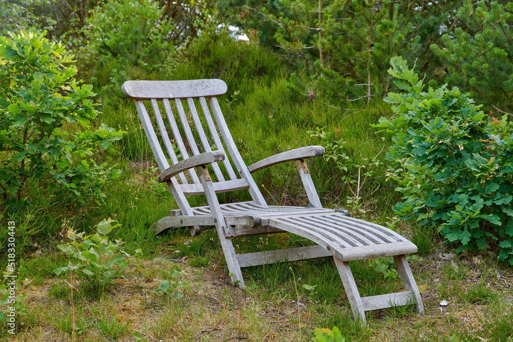 花园里的旧木椅，可以安静、放松地欣赏外面的自然景观
1827141628,手绘火箭涂鸦