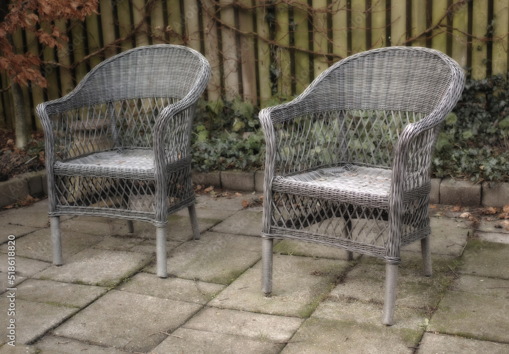 夏天后院花园露台上的花园椅子。古老、质朴、复古的花园家具i