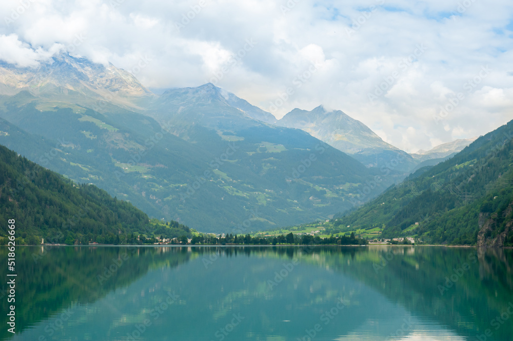 山と湖　スイスの風景　ポスキアーヴォ湖