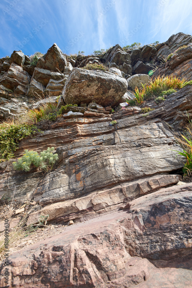 夏季进行自然探险时，带着巨石的落基山可供户外攀登。着陆
