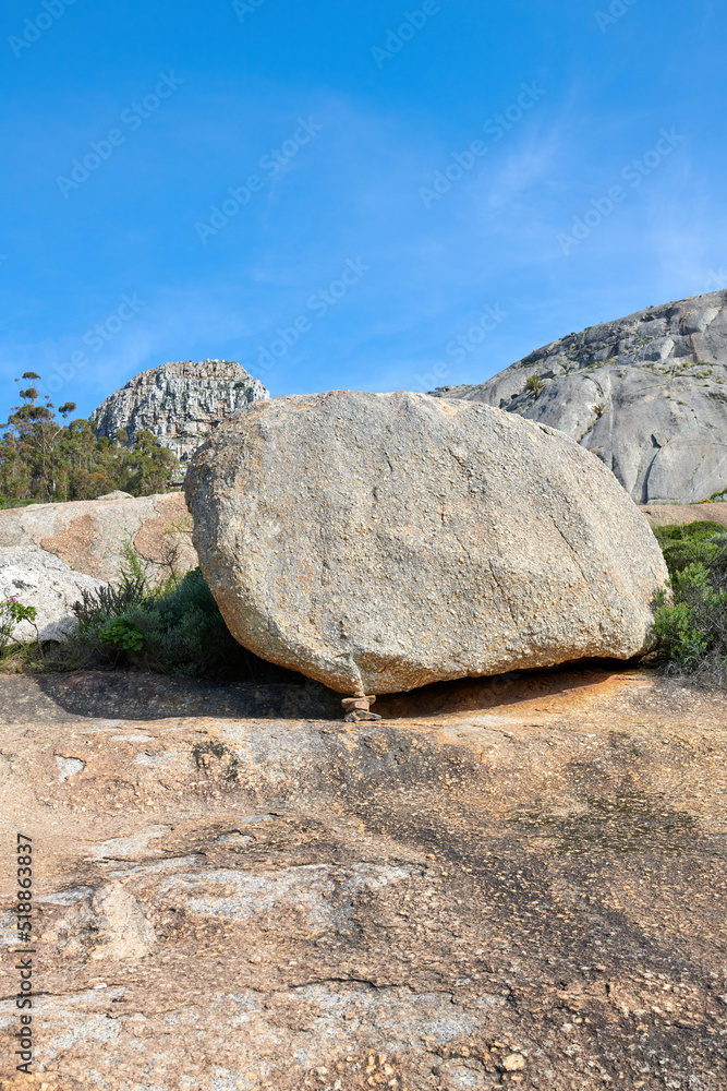 山上的大石头，有蓝天背景和复制空间。大石头有美丽的粗糙