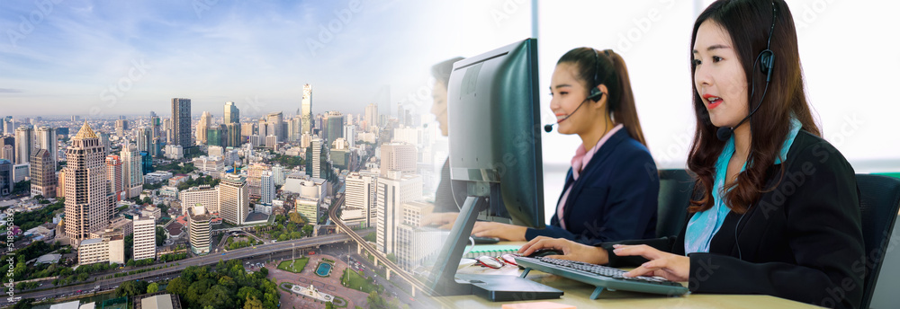 戴着耳机的商务人士在办公室工作，以支持远程客户或同事