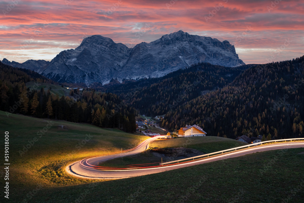 秋天多洛米蒂阿尔卑斯山上的辉煌道路。道路和雪山的壮丽景观o